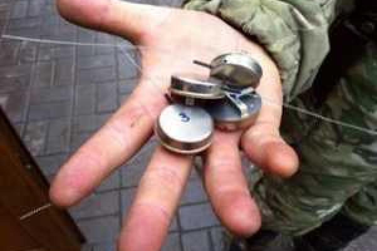 Боевики "ДНР" запугивают мирных жителей диверсантами и "жучками" в домах Боевики "ДНР" запугивают мирных жителей диверсантами и "жучками" в домах