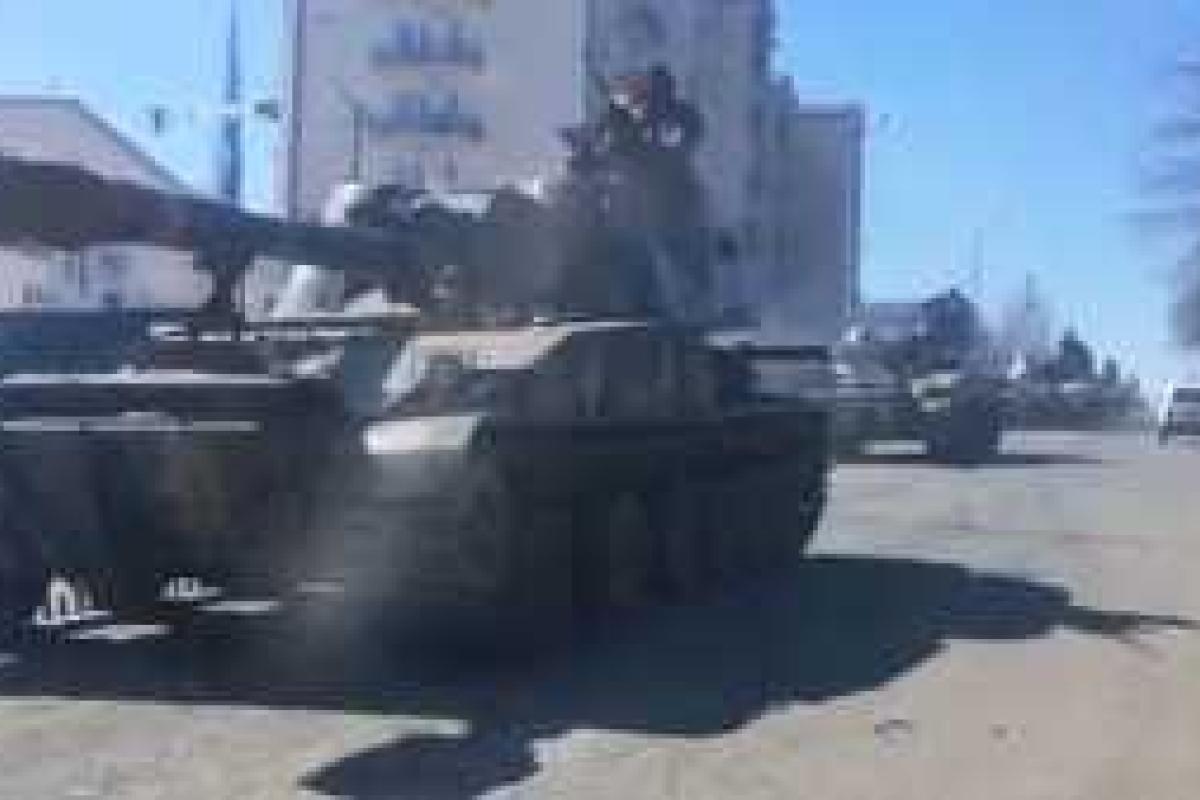 В столицу Нагорного Карабаха вернулась полноценная война: по улицам ездят танки и бронетехника