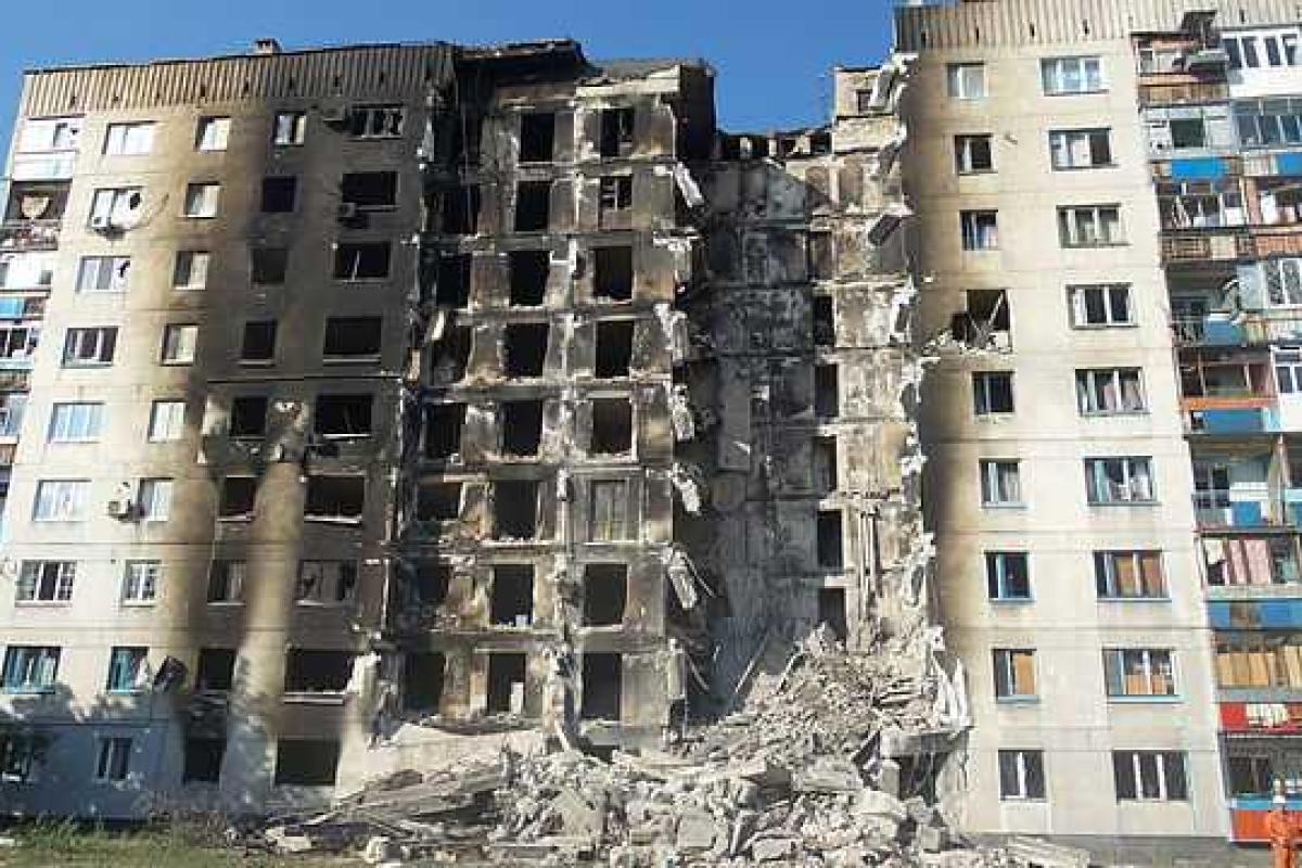Тука намекнул жильцам разрушенного дома в Лисичанске готовиться жечь шины