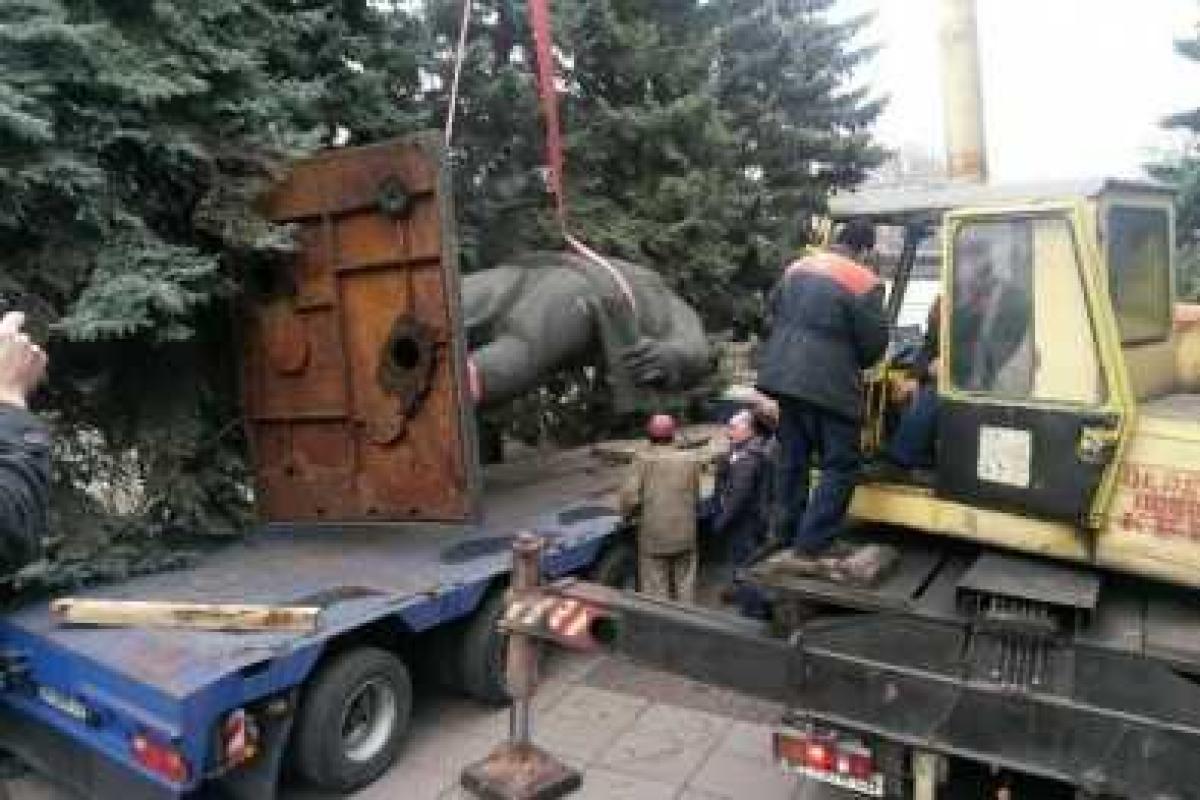 В Мариуполе под тройной охраной демонтировали еще один советский памятник