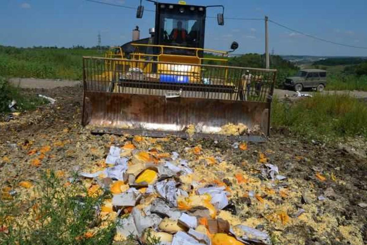 Шоу продолжается: В России каток раздавил немецкий и голландский сыры