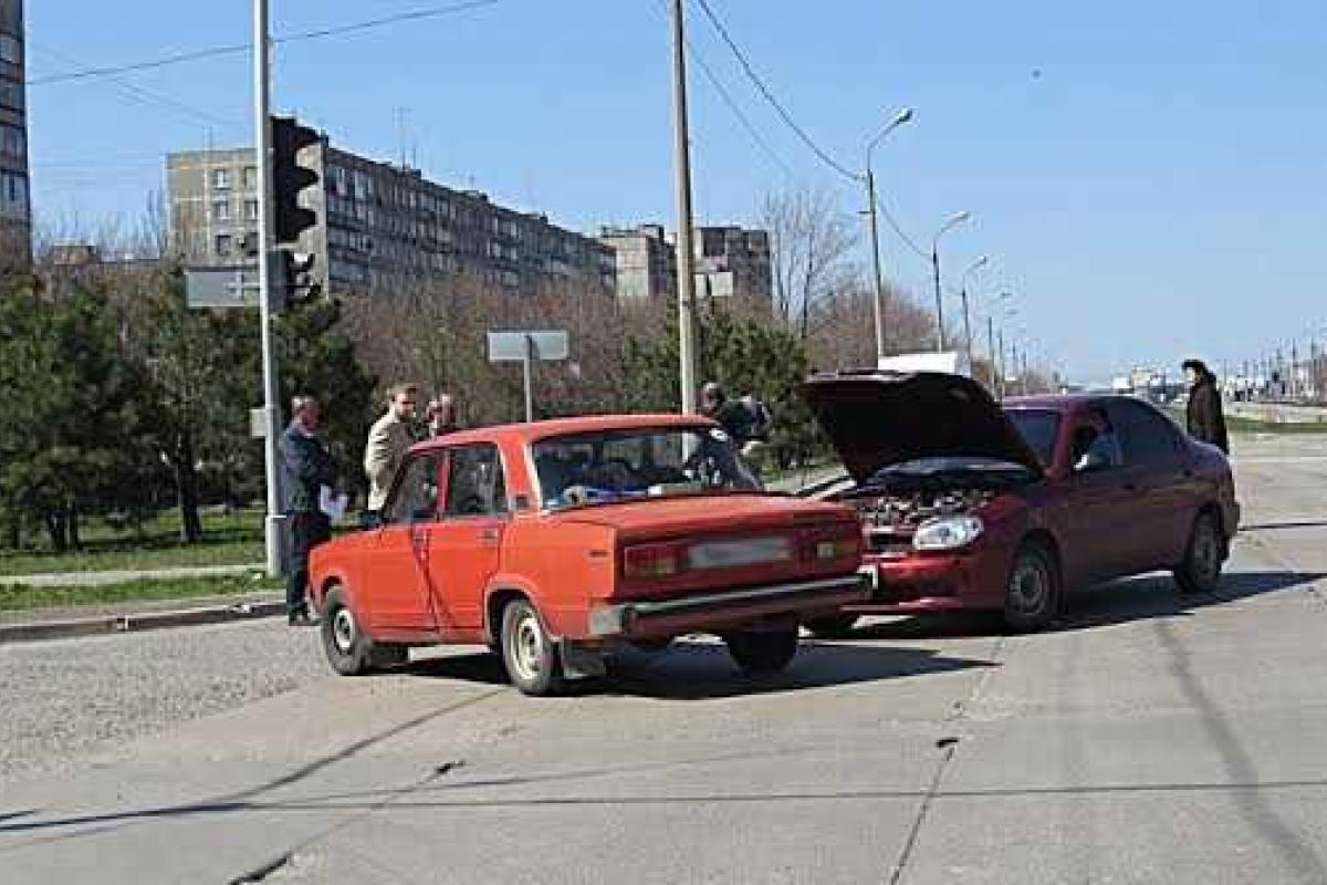 В Мариуполе столкнулись две легковушки В Мариуполе столкнулись две легковушки