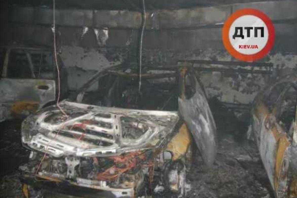 На паркинге в Киеве сгорели 6 авто