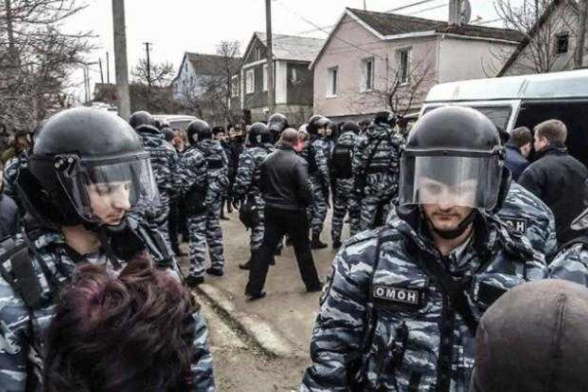 В Крыму полиция задерживает людей без российских паспортов, - журналист В Крыму полиция задерживает людей без российских паспортов, - журналист