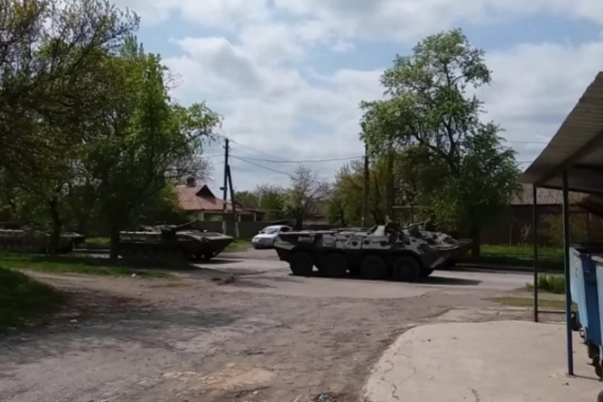 Колонну тяжелой техники боевиков сняли на видео в Донецке