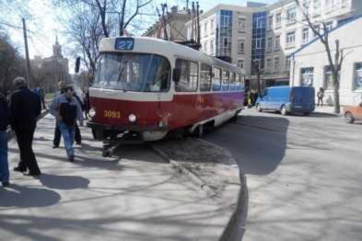 В Харькове пьяный водитель, который снес трамвай, сбежал из больницы 