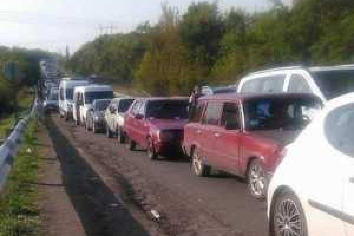 Ад на блокпостах Донбасса: в очереди на выезд из Донецка ночевали более тысячи машин Ад на блокпостах Донбасса: в очереди на выезд из Донецка ночевали более тысячи машин