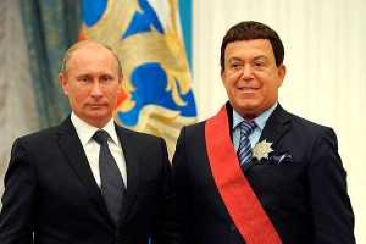 Кобзон неделю не будет мыть руки: артист получил золотую звезду от Путина Кобзон неделю не будет мыть руки: артист получил золотую звезду от Путина