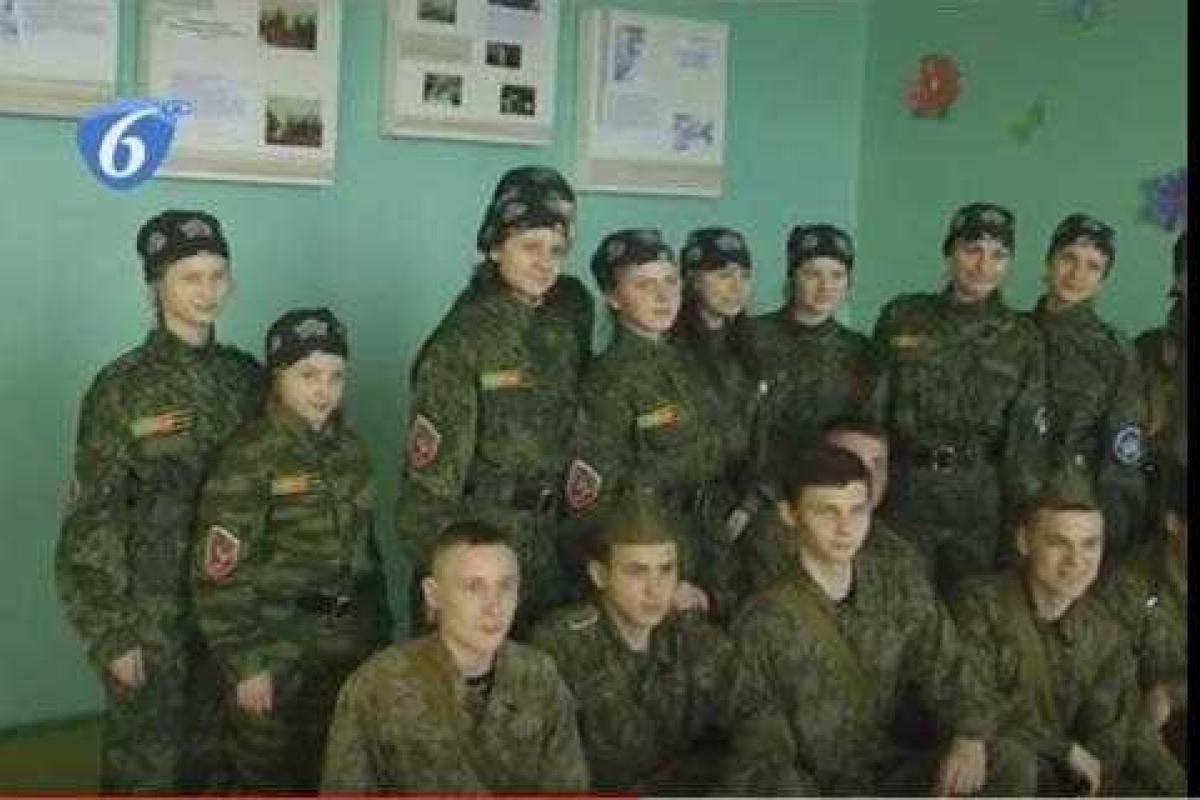 Ученики горловских школ вышивают имена погибших ополченцев на носовых платочках