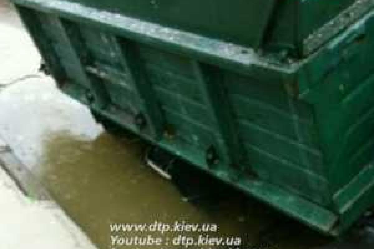 В Киеве ЗИЛ "ушел" под асфальт: подробности происшествия В Киеве ЗИЛ "ушел" под асфальт: подробности происшествия