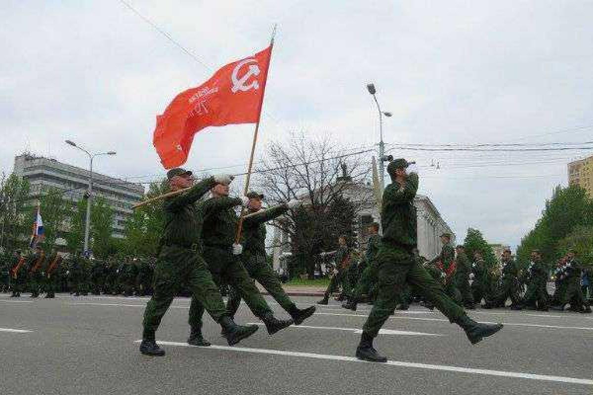 Боевики готовятся к военному параду в Донецке: в сети опубликованы фото Боевики готовятся к военному параду в Донецке: в сети опубликованы фото