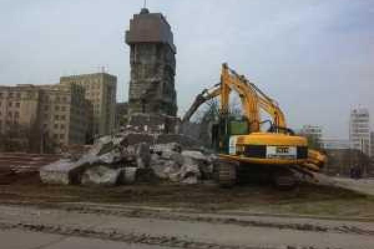 В Харькове демонтируют постамент самого большого в Украине памятника Ленину В Харькове демонтируют постамент самого большого в Украине памятника Ленину