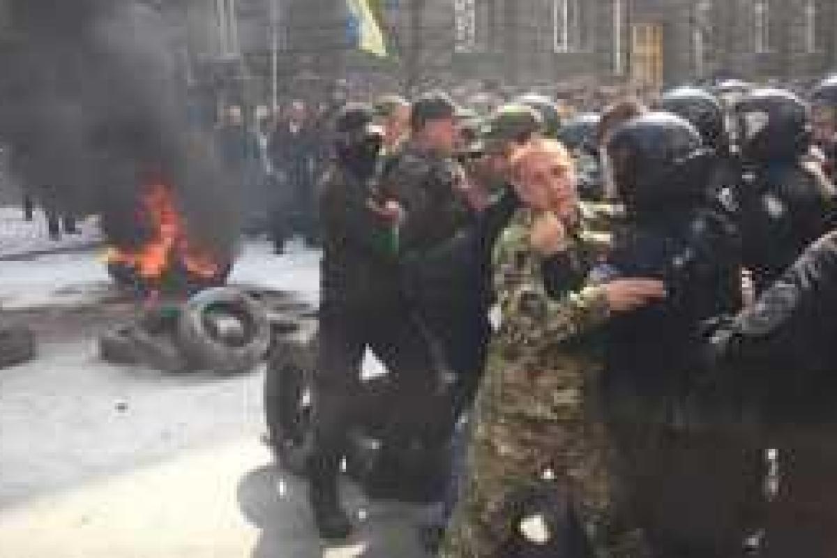 Протесты в Киеве: у Администрации Президента произошел пожар от зажженных покрышек Протесты в Киеве: у Администрации Президента произошел пожар от зажженных покрышек