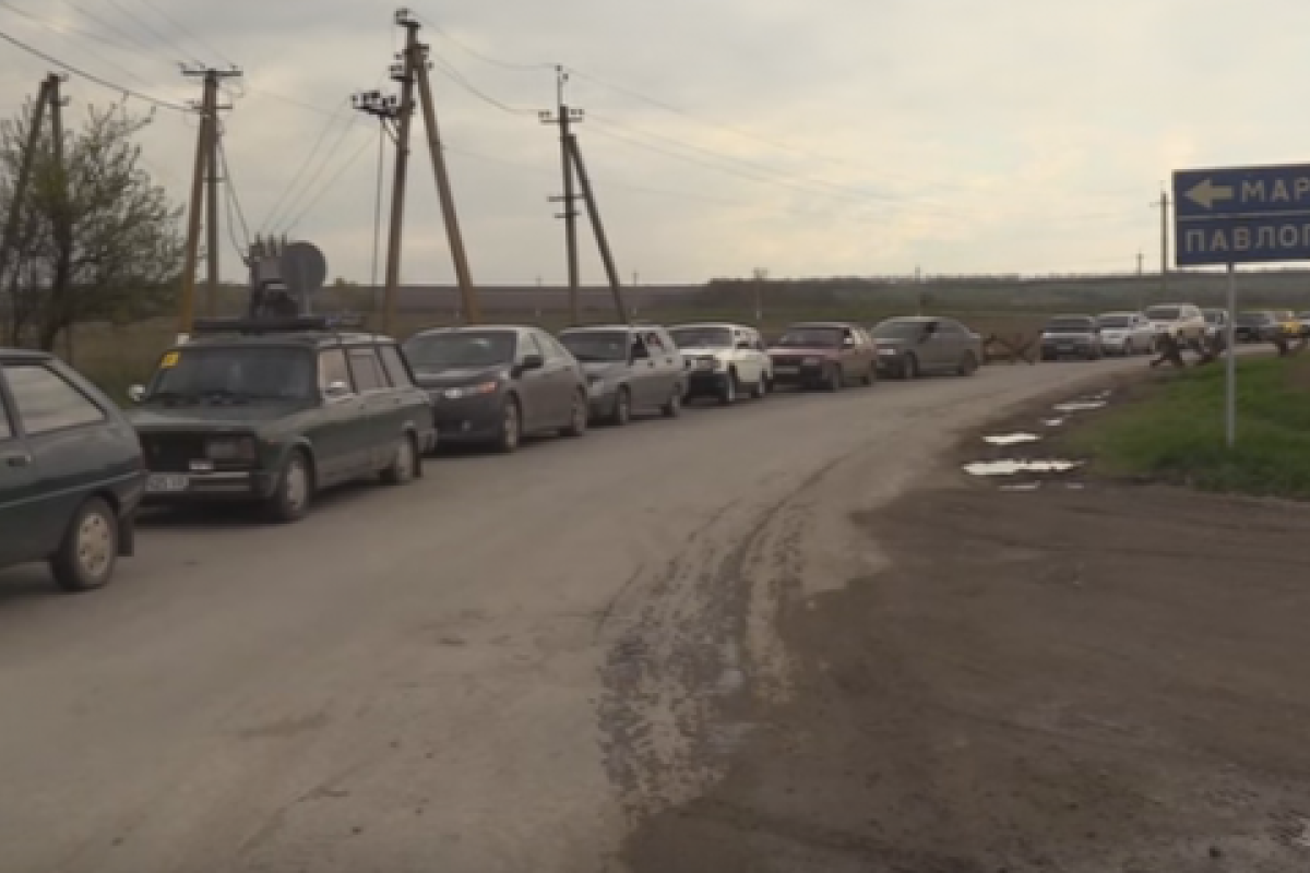 Боевики без объяснений разворачивают машины на пунктах пропуска