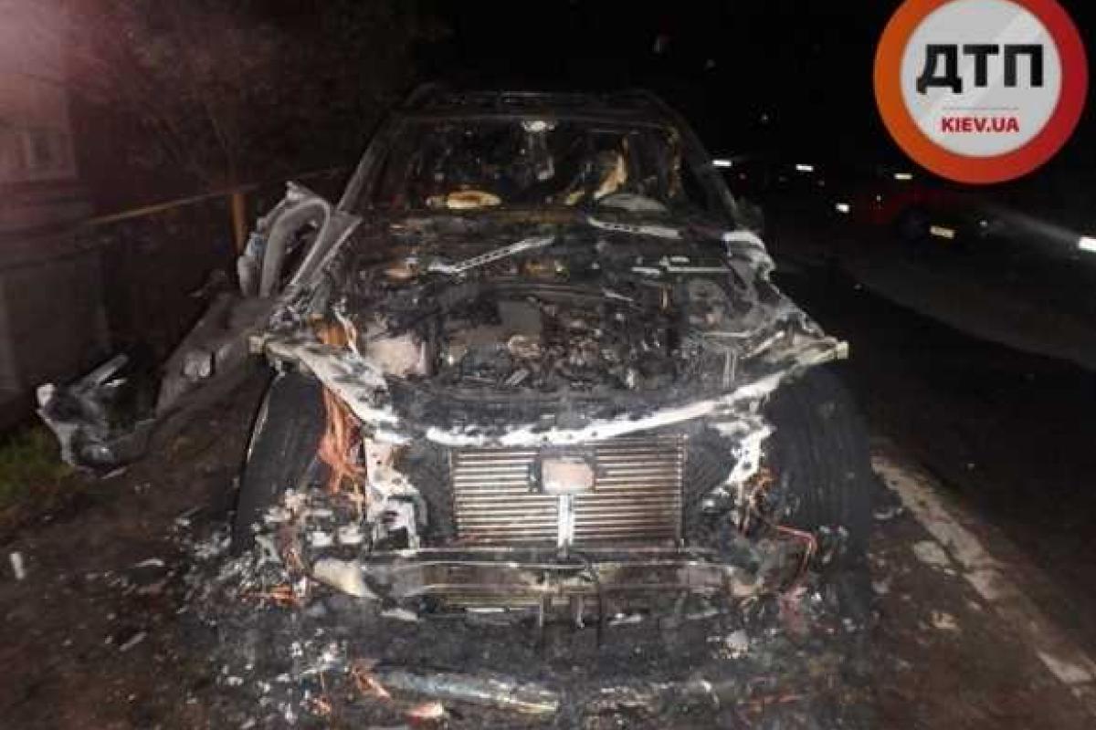 В Киеве ночью полностью сгорел Мерседес В Киеве ночью полностью сгорел Мерседес