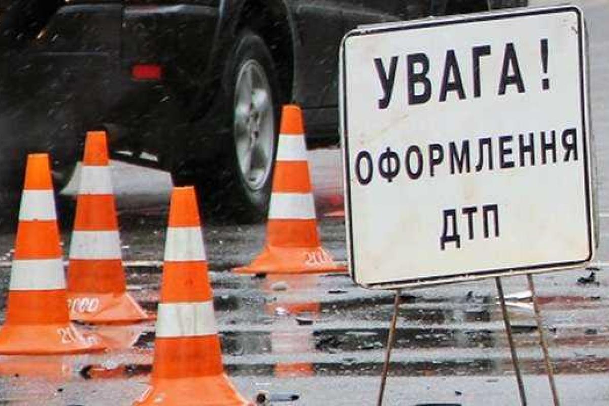 На Львовщине полицейского сбил автомобиль, сломав ему обе ноги На Львовщине полицейского сбил автомобиль, сломав ему обе ноги