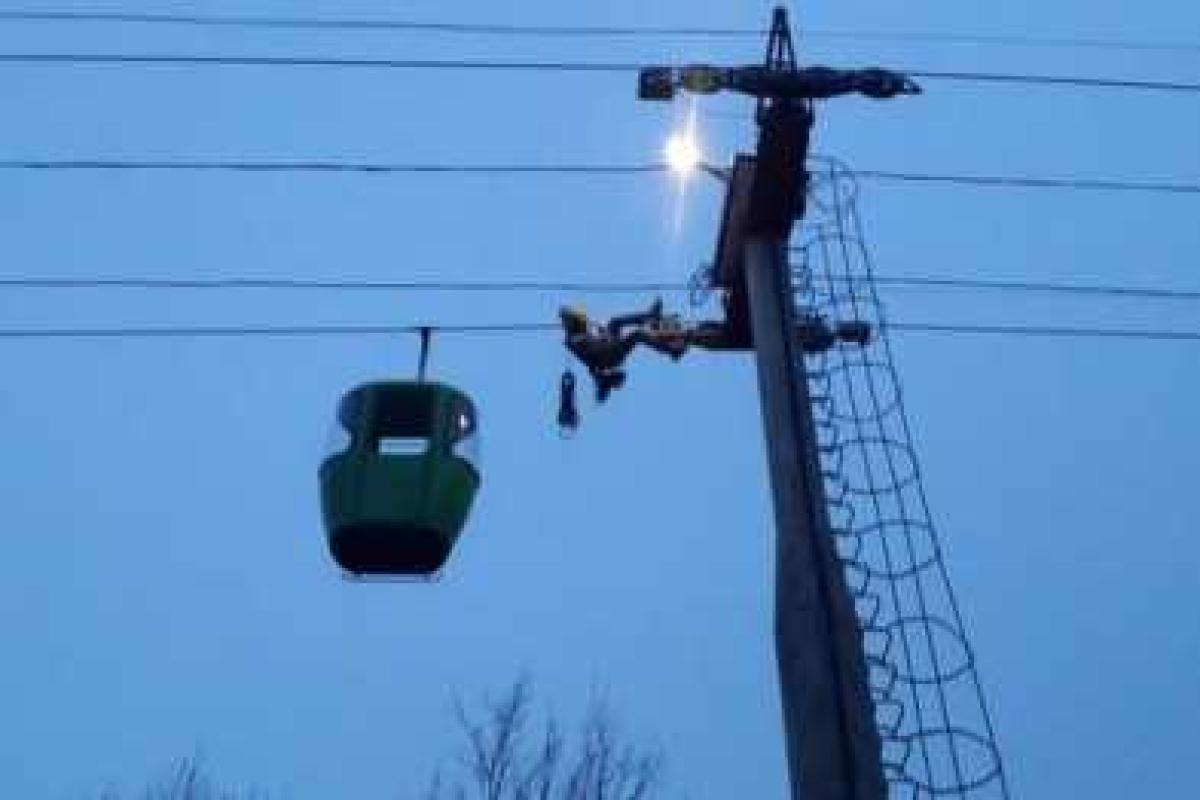 В Харькове спасатели три часа снимали людей с канатной дороги В Харькове спасатели три часа снимали людей с канатной дороги