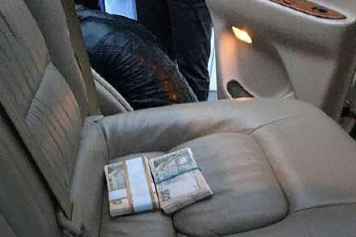 В Днепропетровске чиновник требовал взятку за аренду теплиц