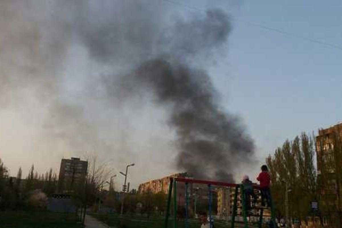 В Горняцком районе Макеевки образовалось черное облако дыма