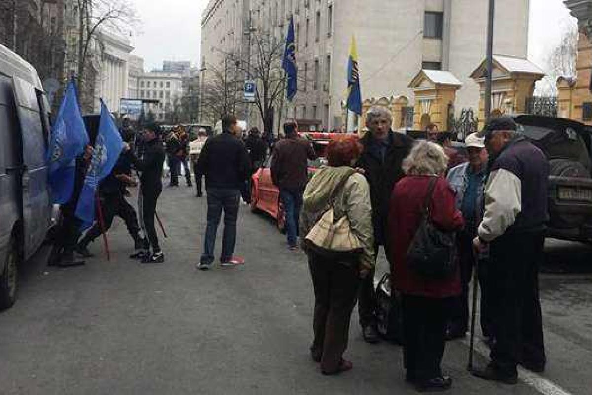 Митингующие под Администрацией Президента сворачивают пикет Митингующие под Администрацией Президента сворачивают пикет