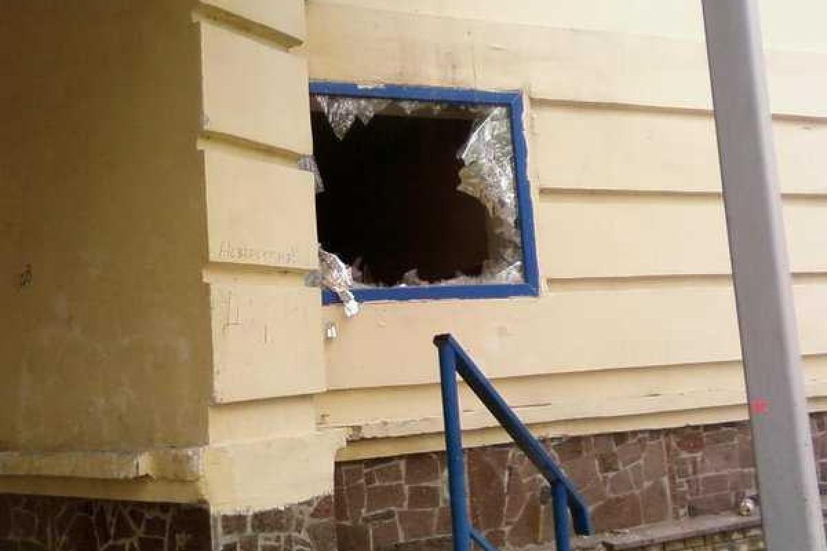 В оккупированном Донецке неизвестные разрушают здание супермаркета В оккупированном Донецке неизвестные разрушают здание супермаркета