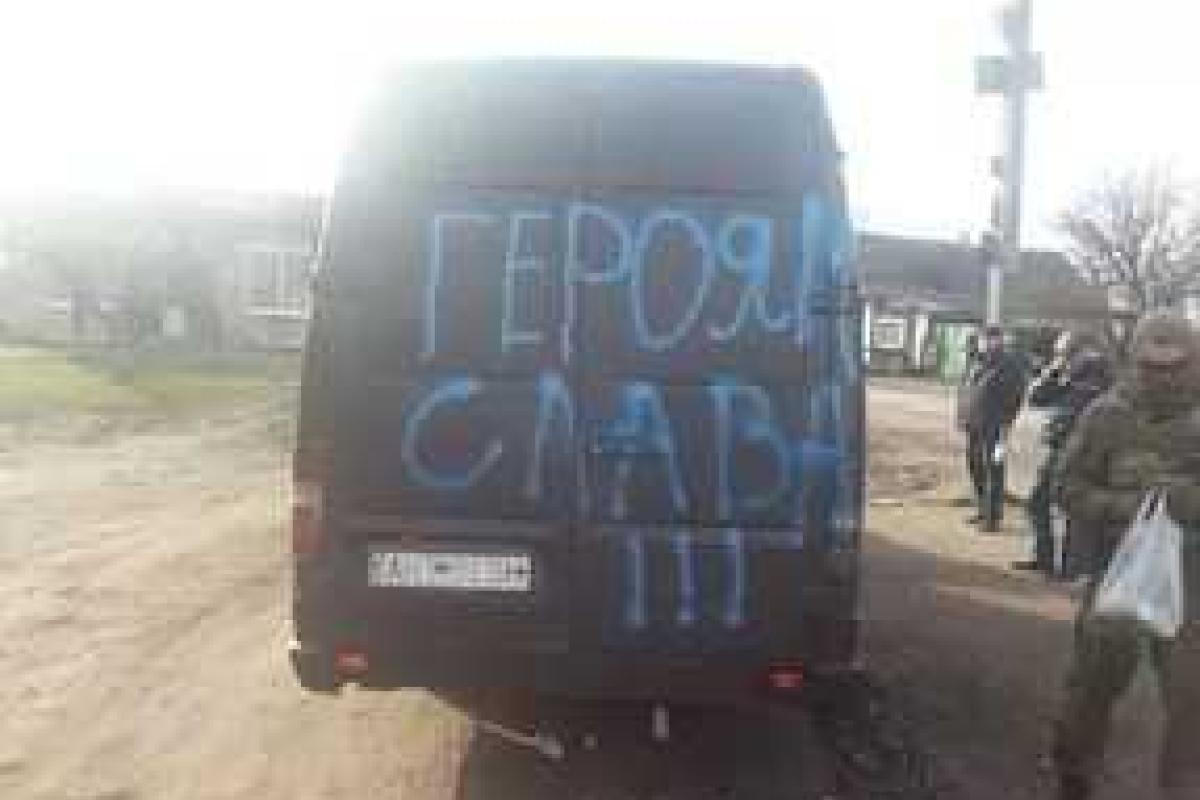 Нелегальных перевозчиков в зоне АТО напугали "бандеровской" маршруткой