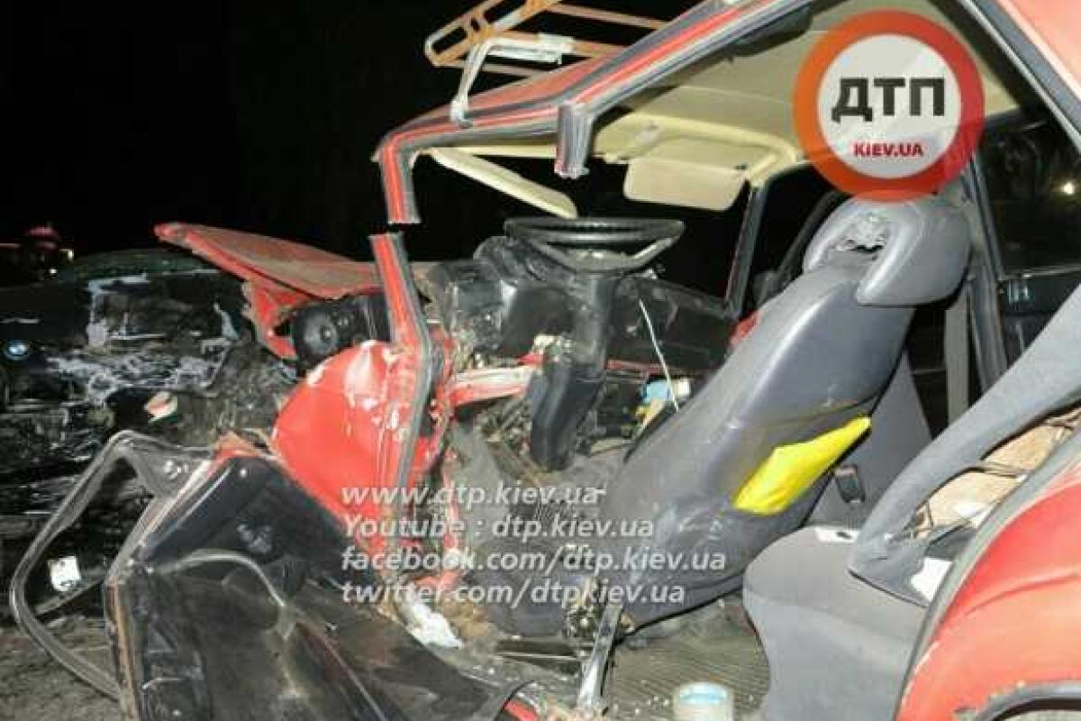 Смертельное лобовое ДТП в Киеве: столкнулись БМВ и ВАЗ, погиб водитель Смертельное лобовое ДТП в Киеве: столкнулись БМВ и ВАЗ, погиб водитель