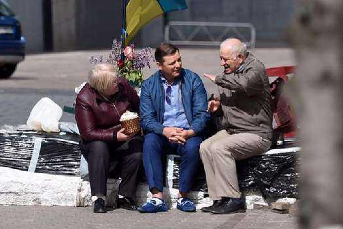 Ляшко угощал пасхой митингующих под Кабмином чернобыльцев Ляшко угощал пасхой митингующих под Кабмином чернобыльцев