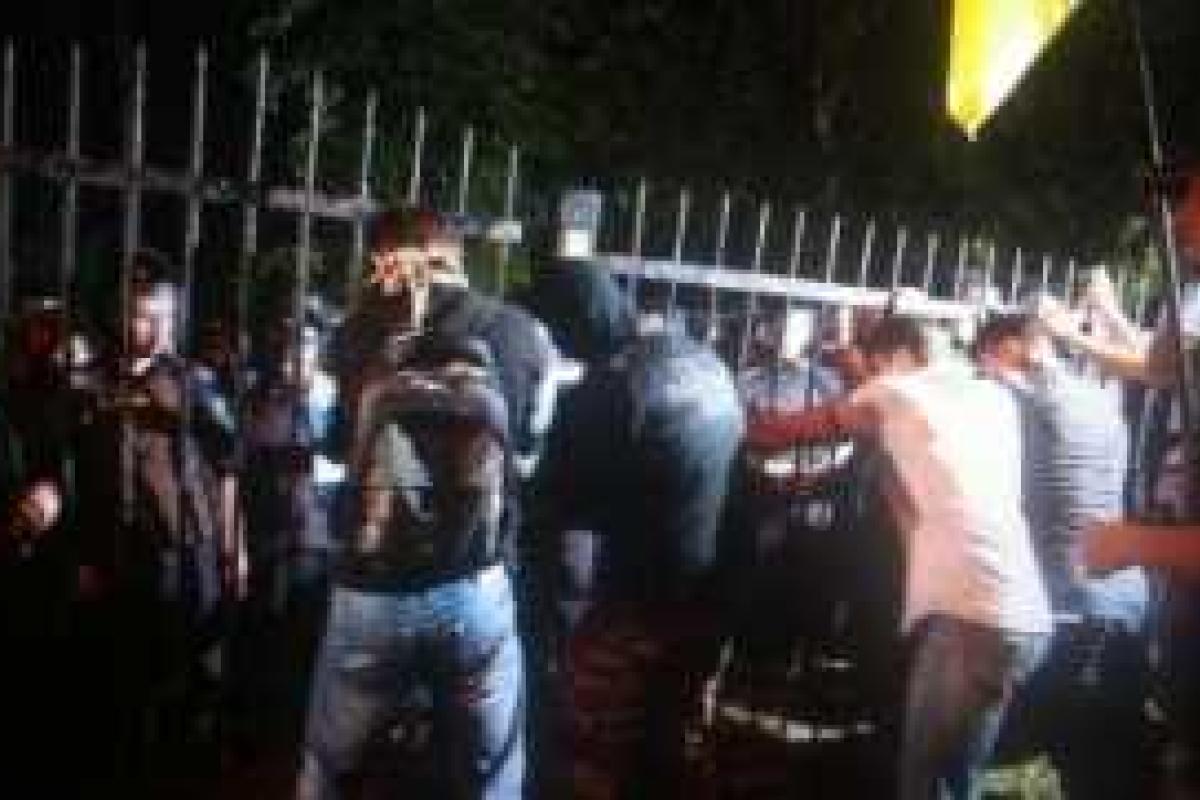 Обнародовано видео штурма райотдела полиции в Киеве Обнародовано видео штурма райотдела полиции в Киеве