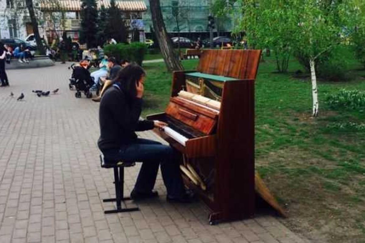 В Киеве появилось уличное пианино В Киеве появилось уличное пианино