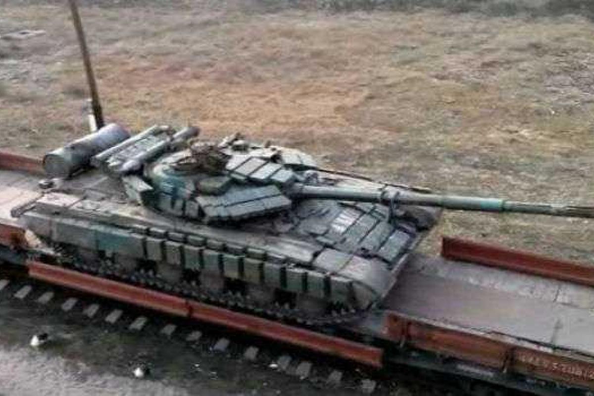 В оккупированном Харцызске танк боевиков упал с моста на железнодорожные пути