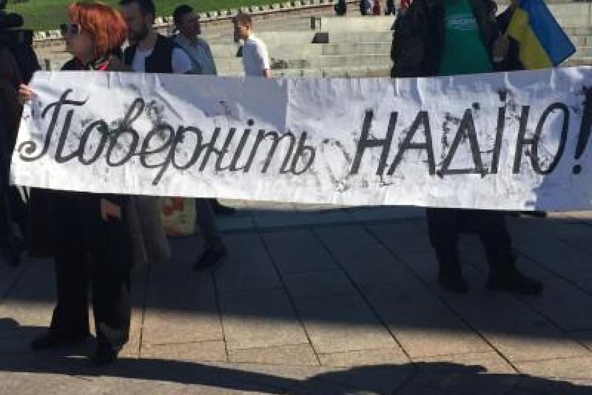 На Майдане поддержали Савченко: «Надежда хочет летать, а не в президенты»
