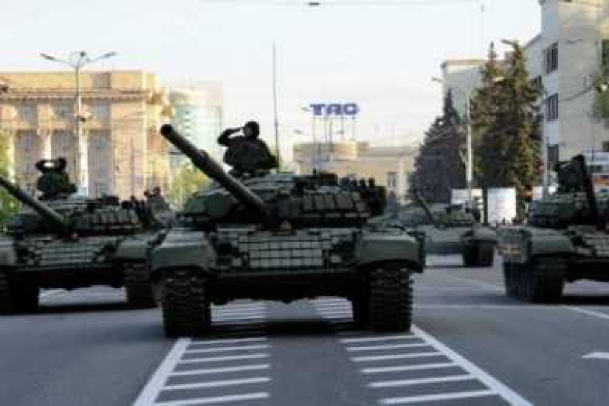 Киев предупредил боевиков о недопустимости проведения парада военной техники в Донецке и Луганске 9 мая