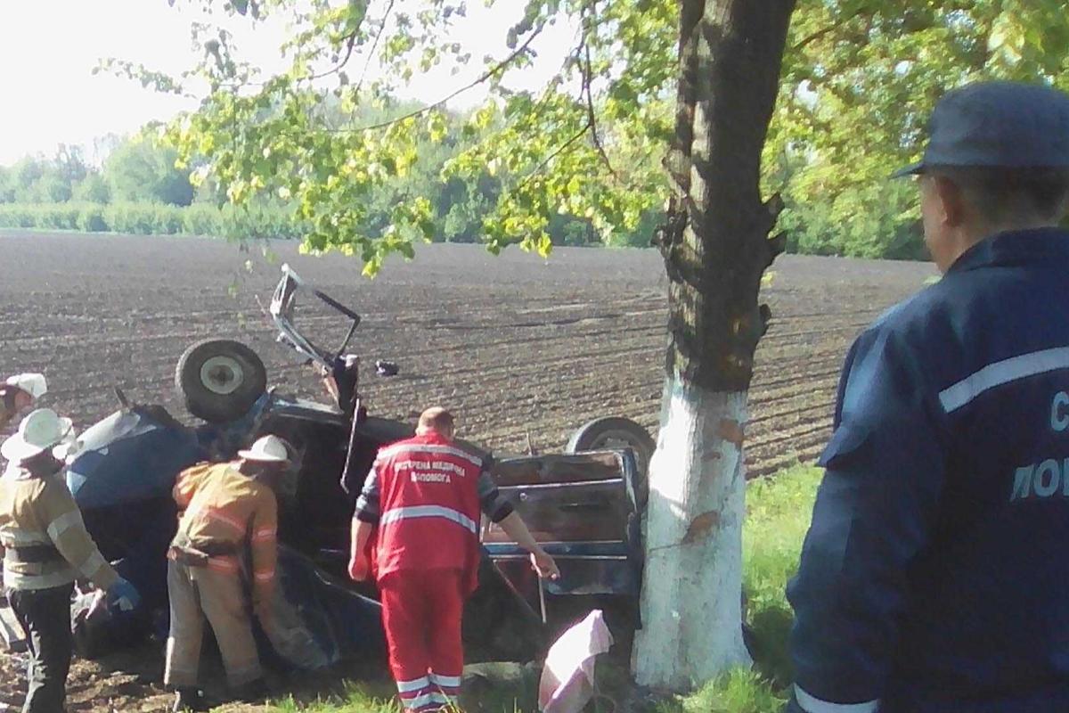 На Киевщине ВАЗ влетел в дерево: 2 человека погибли, 3 травмированы