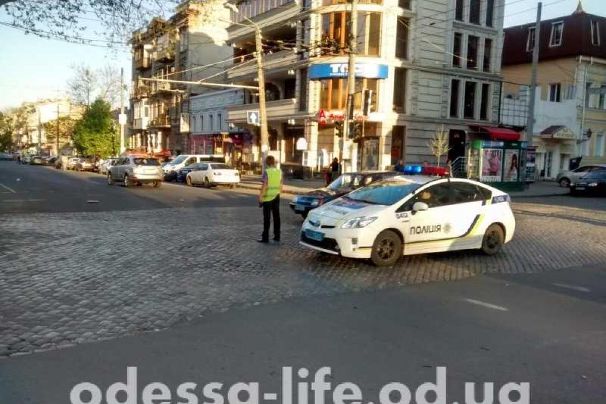 В Одессе сломался светофор: движение несколько часов регулировал грузчик