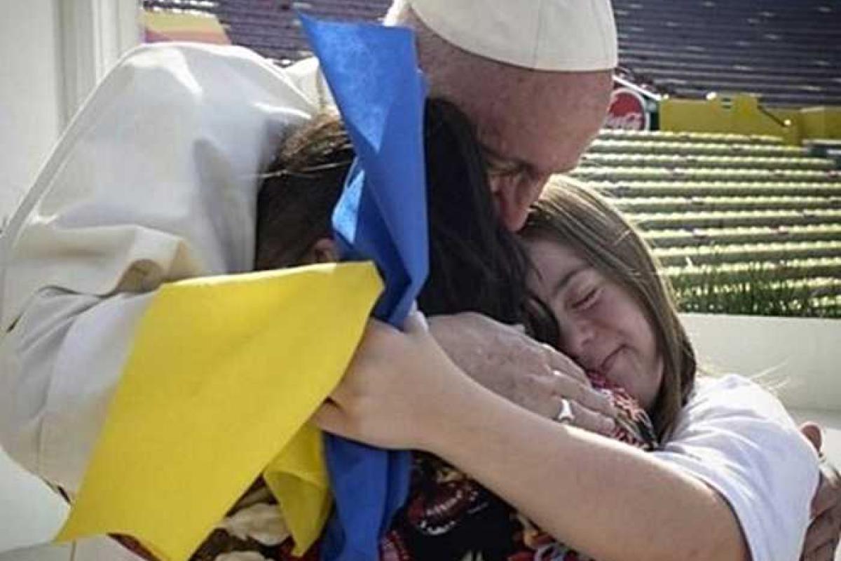 Фото Папы Римского с украинским флагом облетело интернет