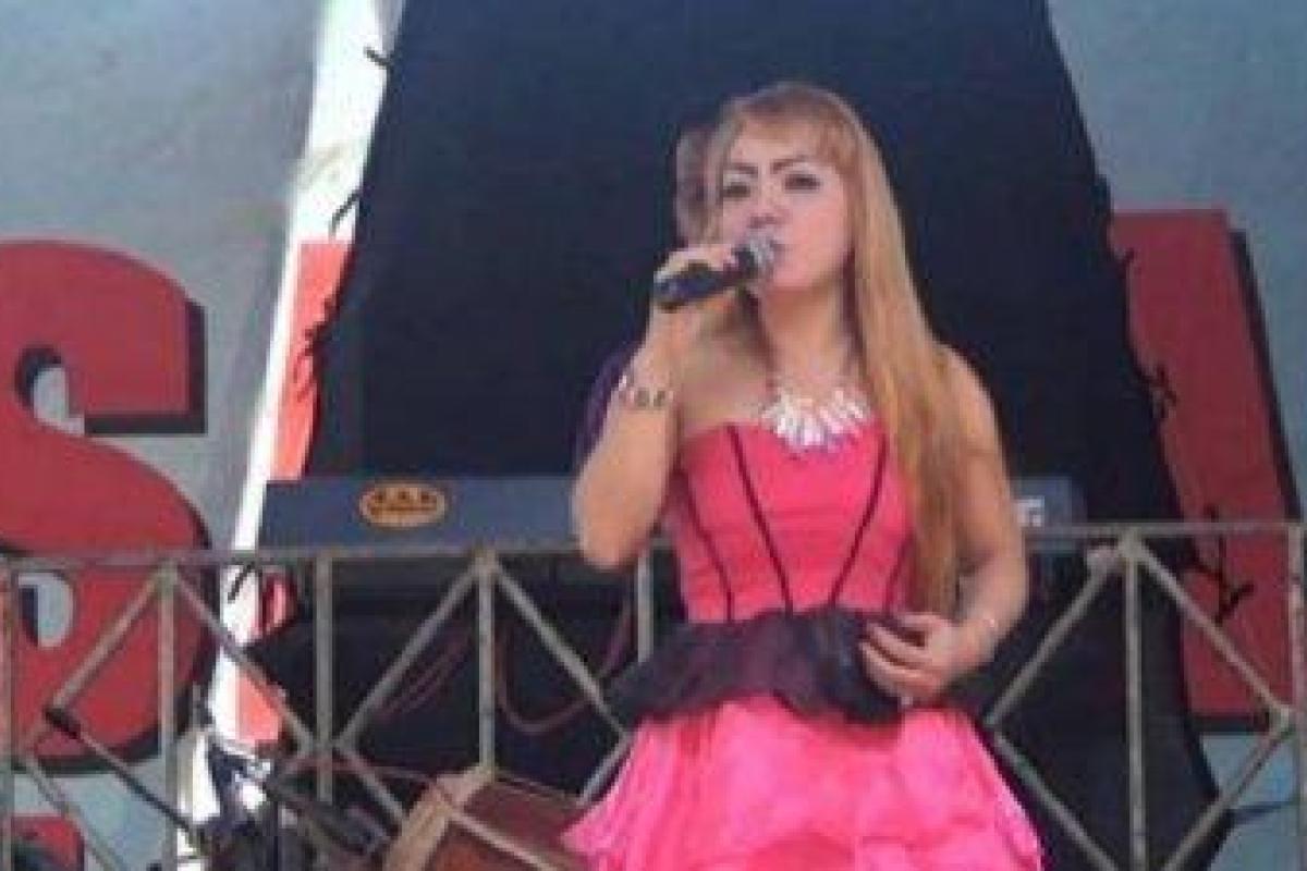 Певица умерла на сцене после укуса кобры