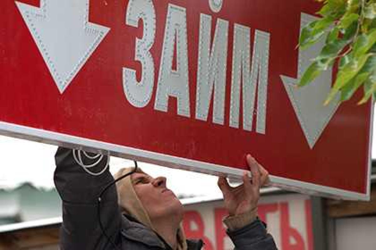 Коллекторы расклеили объявления о секс-услугах от имени должницы