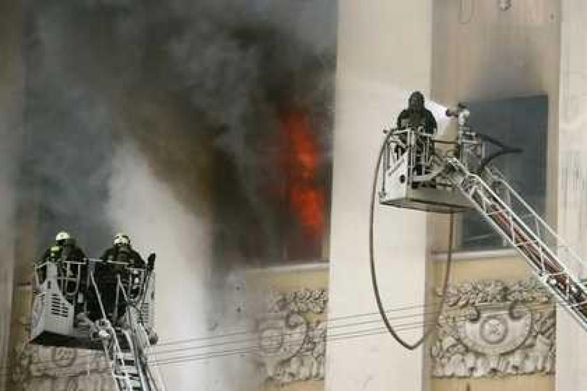 У горящего здания Минобороны РФ обрушилась кровля У горящего здания Минобороны РФ обрушилась кровля