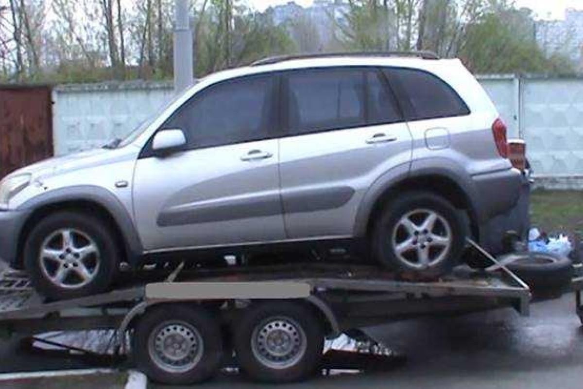 В Киеве задержали автоворов в момент погрузки машины на эвакуатор В Киеве задержали автоворов в момент погрузки машины на эвакуатор