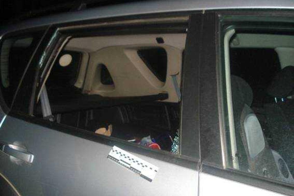 В Киеве мужчина и женщина украли из авто массажное кресло