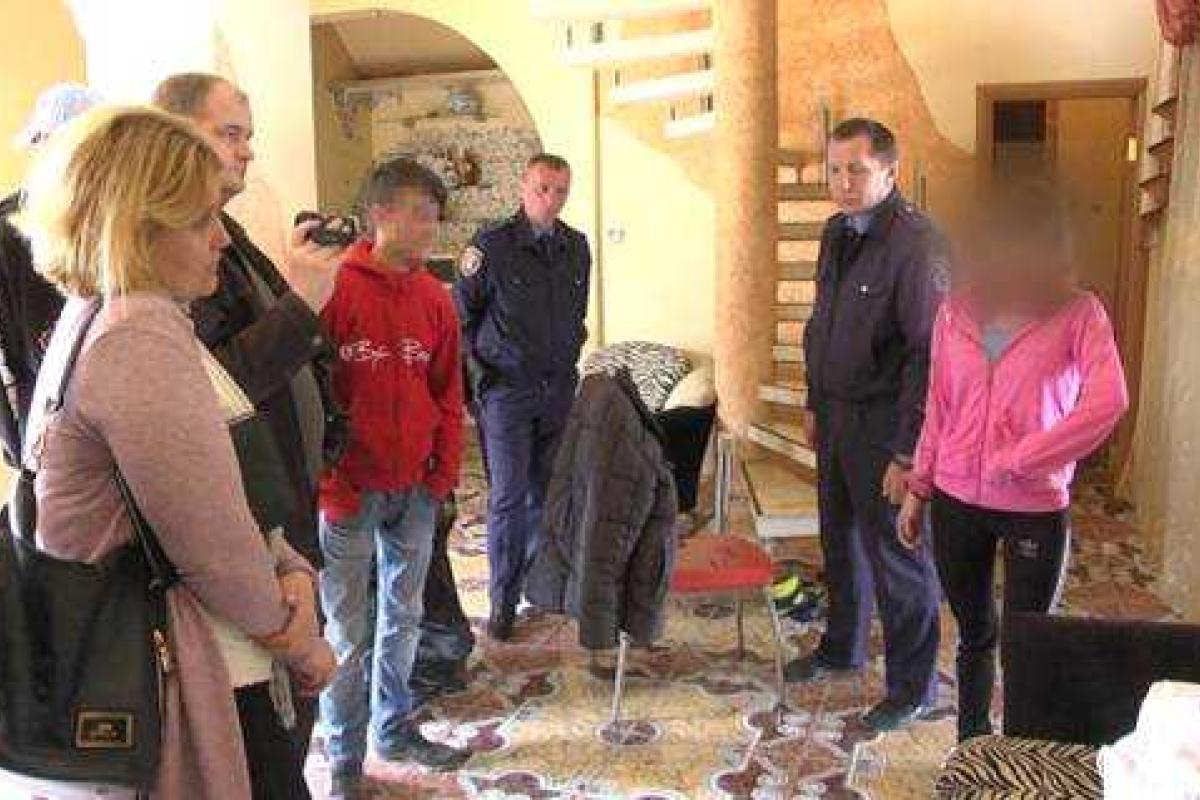 Молодые парни и девушка на камеру рассказали, как убивали студентов-иностранцев в Ужгороде