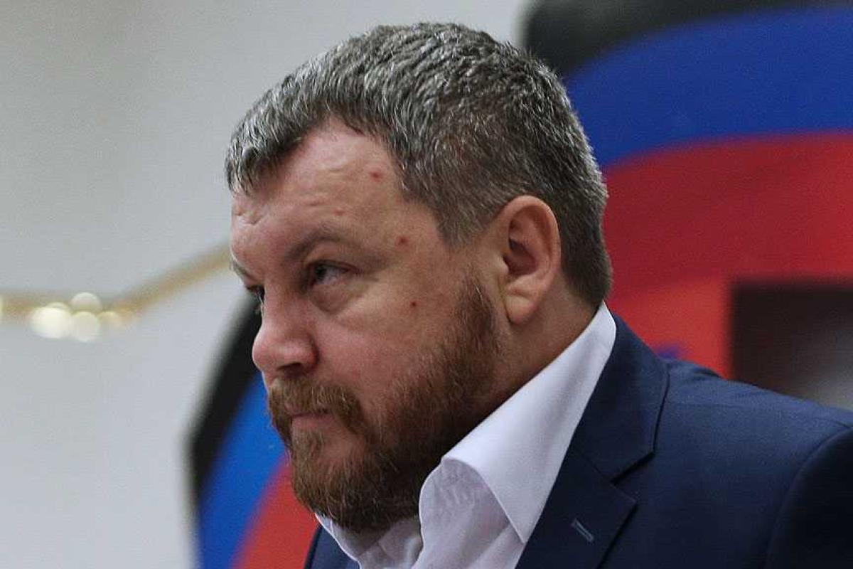 Под Луганском взвод боевиков с автоматами заблокировал авто с Пургиным