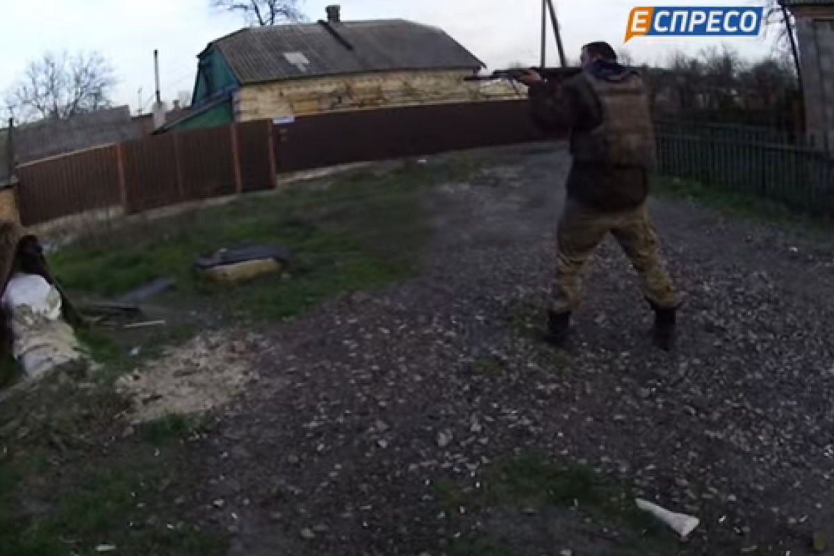 Украинский боец в эпицентре боя снял на видео перестрелку с боевиками в Марьинке