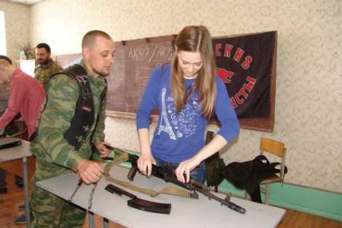 В школу Алчевска «Российские мотоциклисты» принесли оружие В школу Алчевска «Российские мотоциклисты» принесли оружие