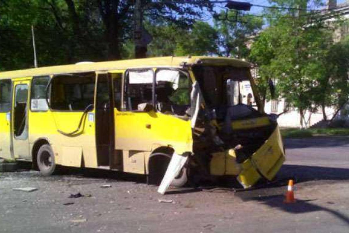 Автобус с бойцами АТО столкнулся с маршруткой в Мариуполе Автобус с бойцами АТО столкнулся с маршруткой в Мариуполе