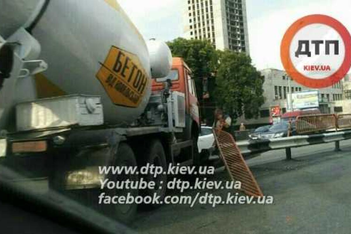 В Киеве бетоновоз врезался в легковушку и пробил отбойник В Киеве бетоновоз врезался в легковушку и пробил отбойник