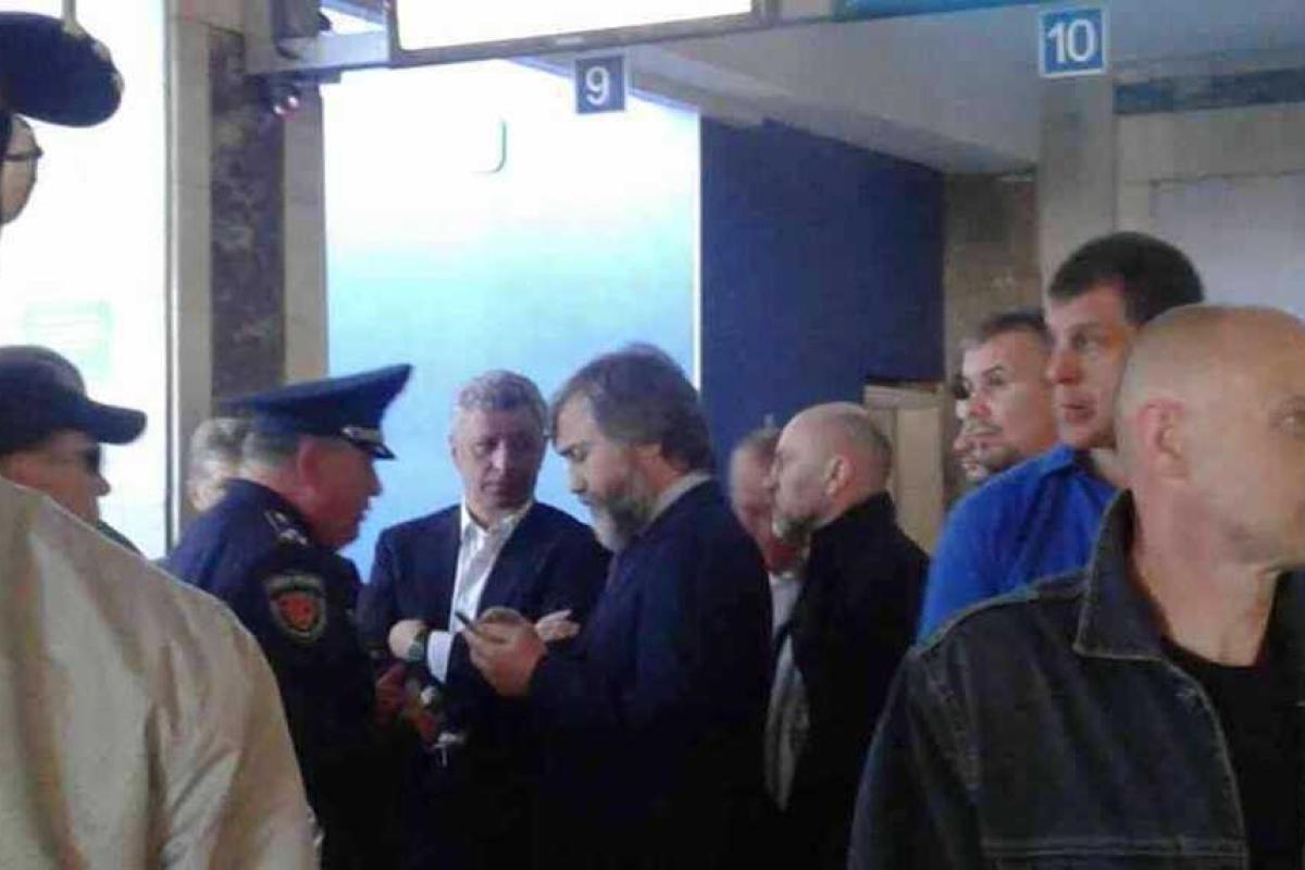 В Одессе активисты заблокировали аэропорт из-за приезда Юрия Бойко В Одессе активисты заблокировали аэропорт из-за приезда Юрия Бойко