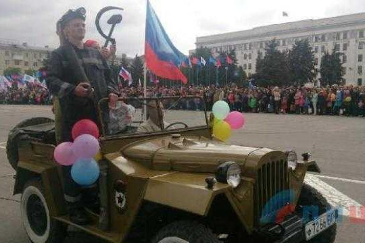В Донецке и Луганске прошли первомайские демонстрации "в лучших советских традициях" В Донецке и Луганске прошли первомайские демонстрации "в лучших советских традициях"