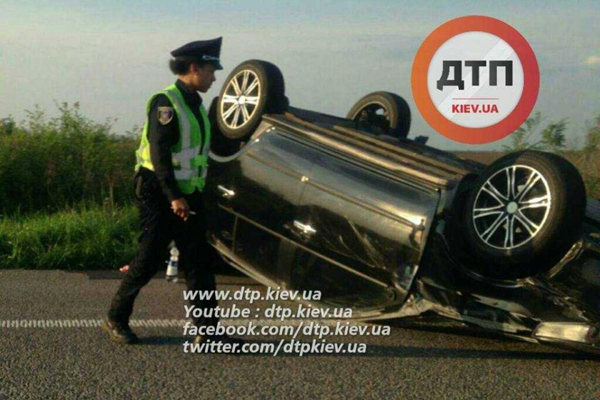ДТП под Киевом: одно авто - на крыше, другое - в поле